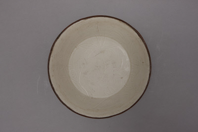 图片[2]-Ding Kiln White Glazed Hemerocallis Pattern Folding Bowl-China Archive